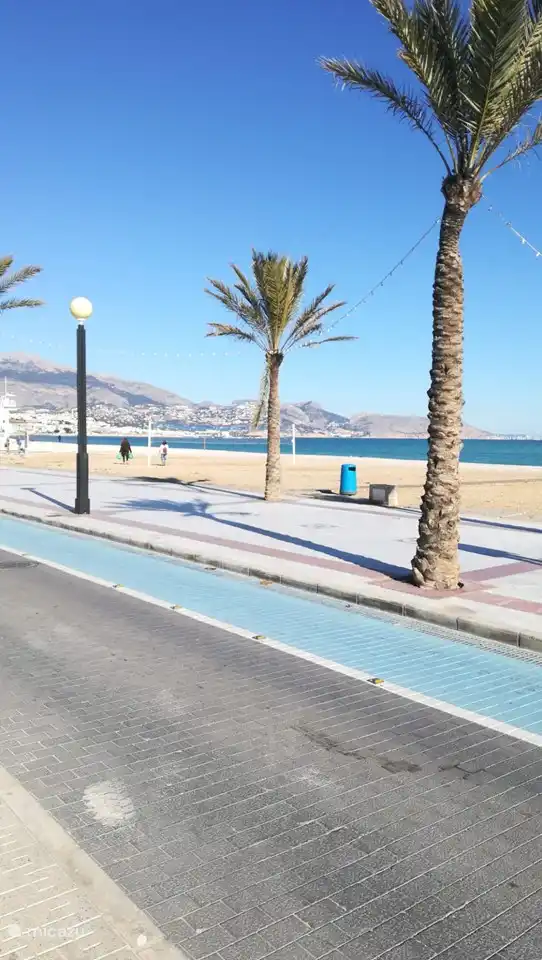 Machen Sie einen angenehmen Spaziergang über den Boulevard von Altea nach Albir.
