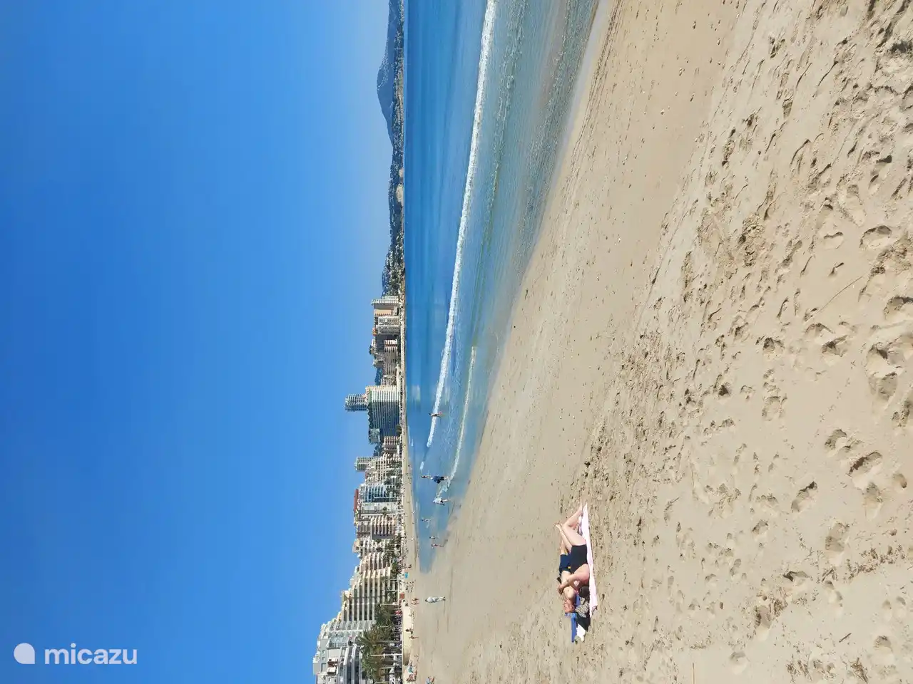 Schöner Sandstrand in Calp mit Blick nach Norden.