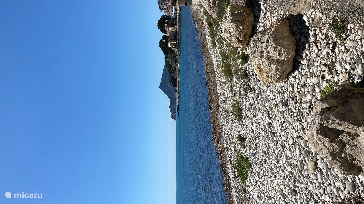 Felsstrand in Calp in südlicher Richtung.