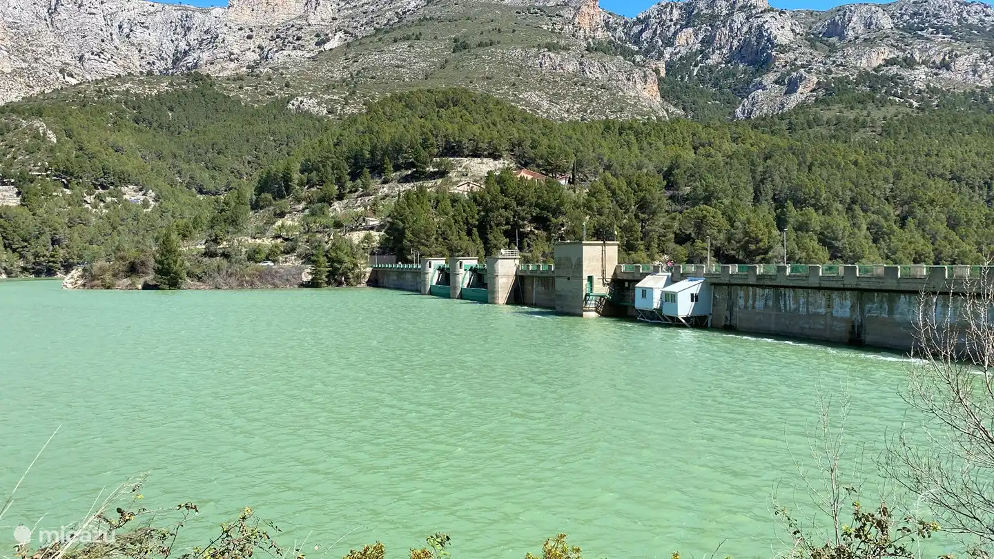 Der Stausee von Guadelest. Etwa 25 km von Altea la Vella ist über Callosa d'Ensaria zu erreichen.