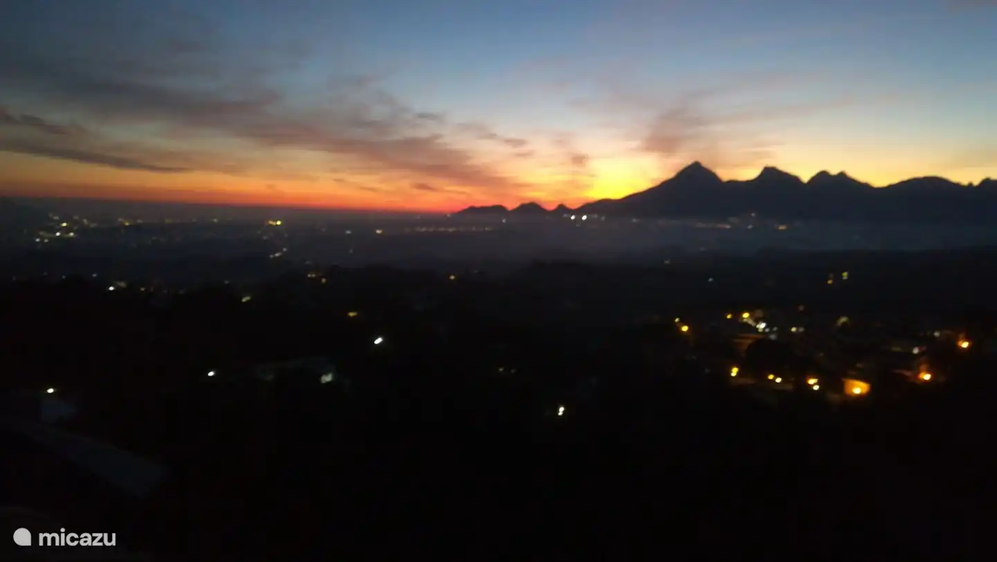 So kann ein Sonnenuntergang vom Wohnzimmer aus aussehen.