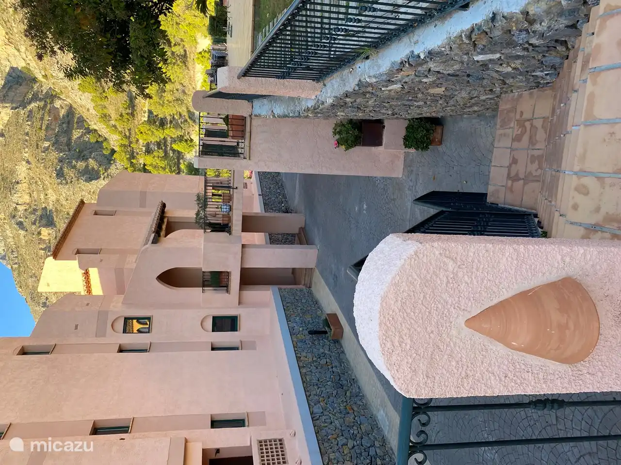 Von der Haustür gelangen Sie direkt zur Sonnenterrasse und zum Schwimmbad.