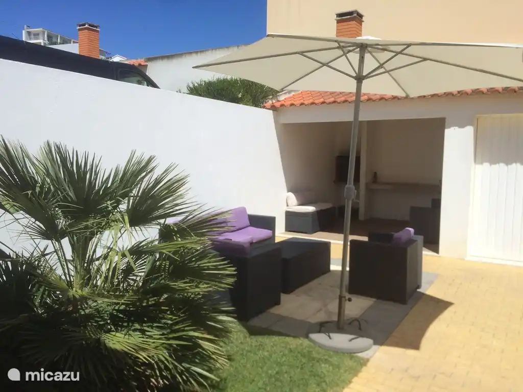 Jardin avec barbecue