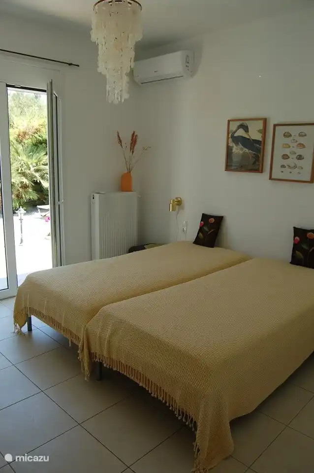 Bedroom, 2 single beds. Equipped with air conditioning and spacious closet wall.