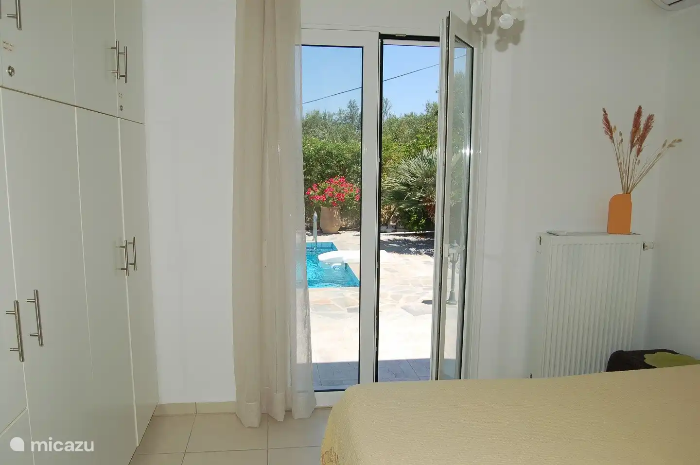 Bedroom on the garden side, two single beds, air conditioning and large closet space.