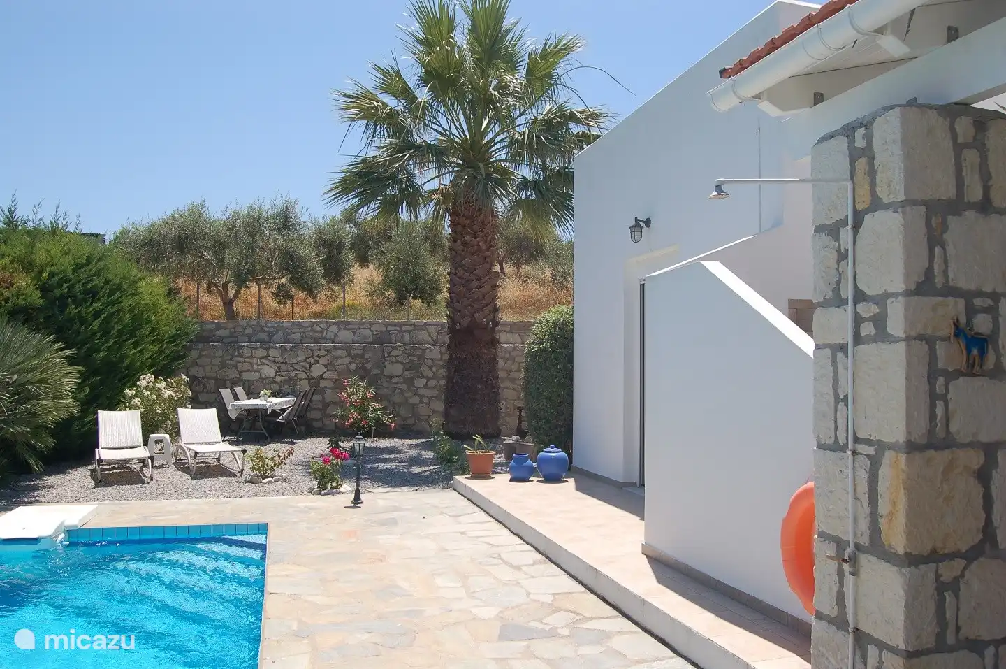 Enjoy the beautiful garden, swimming pool, sunbeds and large dining table.