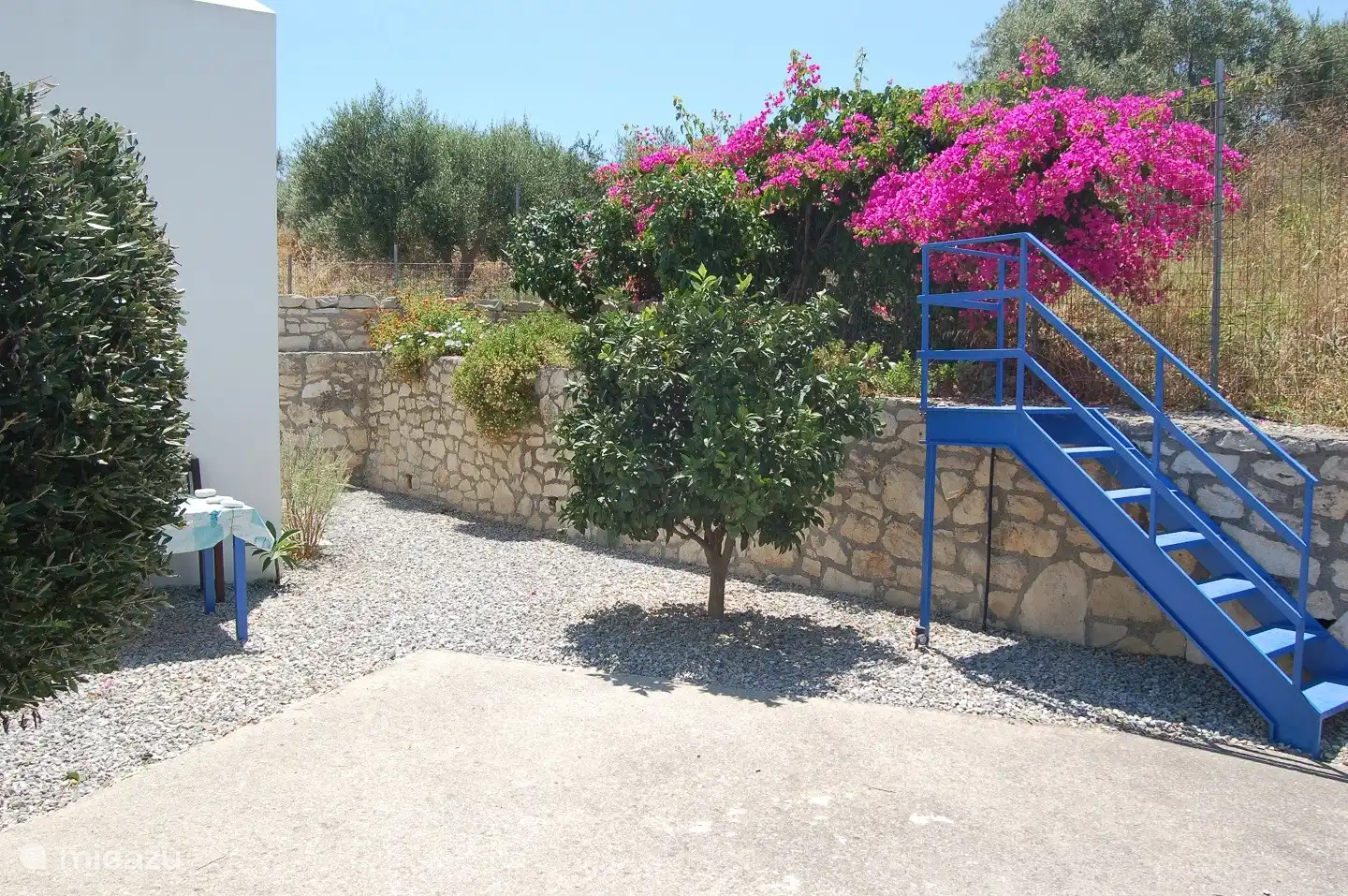 Side and front of the villa. Entrance to private parking. You can walk all the way around the house.