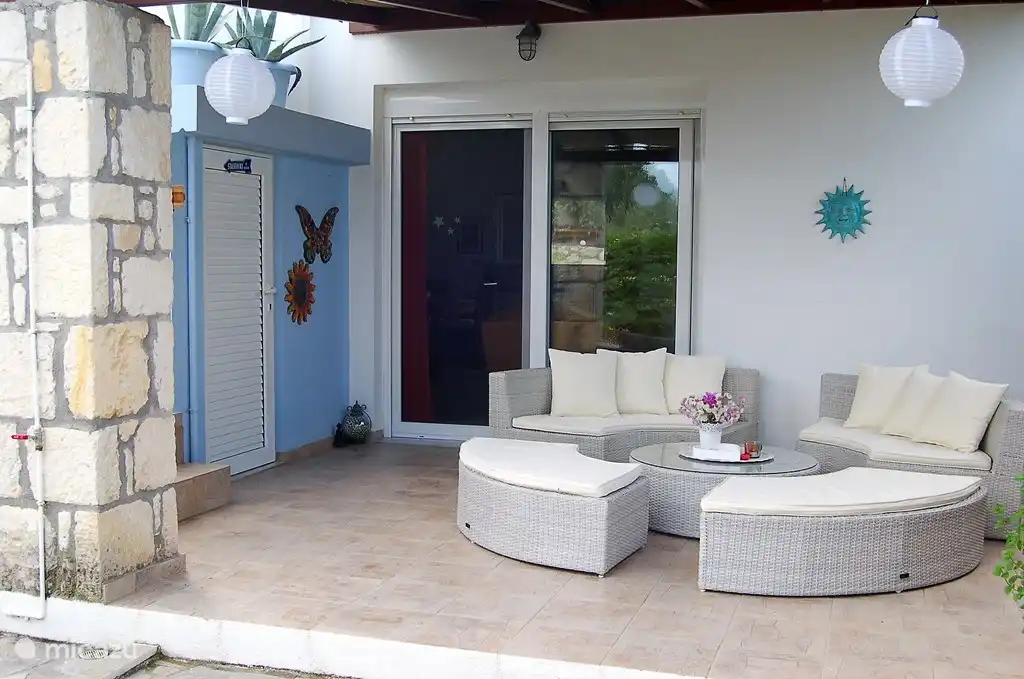 Patio with entrance to living room and on the side the entrance to the laundry room.