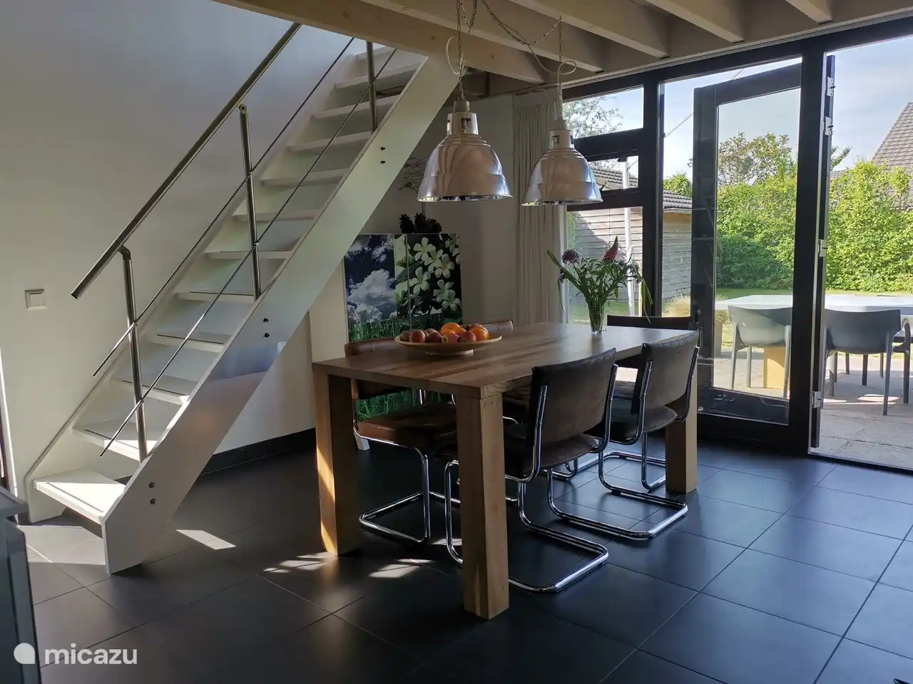 Esstisch mit Blick auf den Garten