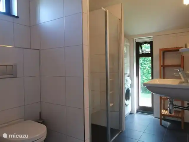 Location de Vacances Pays-Bas, Hollande du Nord, Schoorl, maison de vacances - Gili Salle de bain avec lavabo, douche et WC (également lave-linge et sèche-linge)