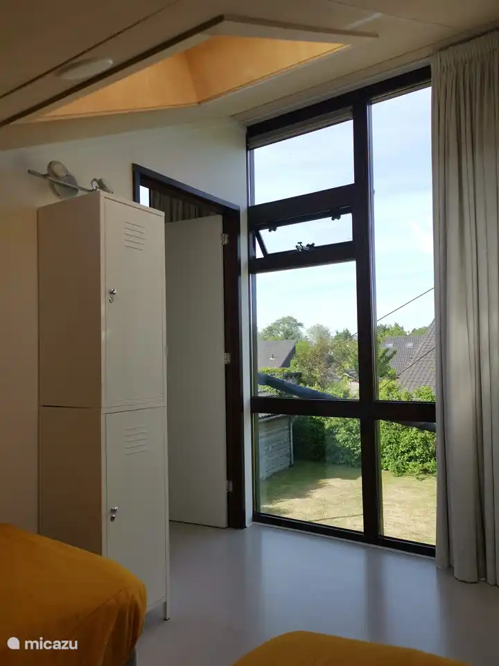 Slaapkamer bovenverdieping met 2 eenpersoonsbedden 80 x 200 en dakraam