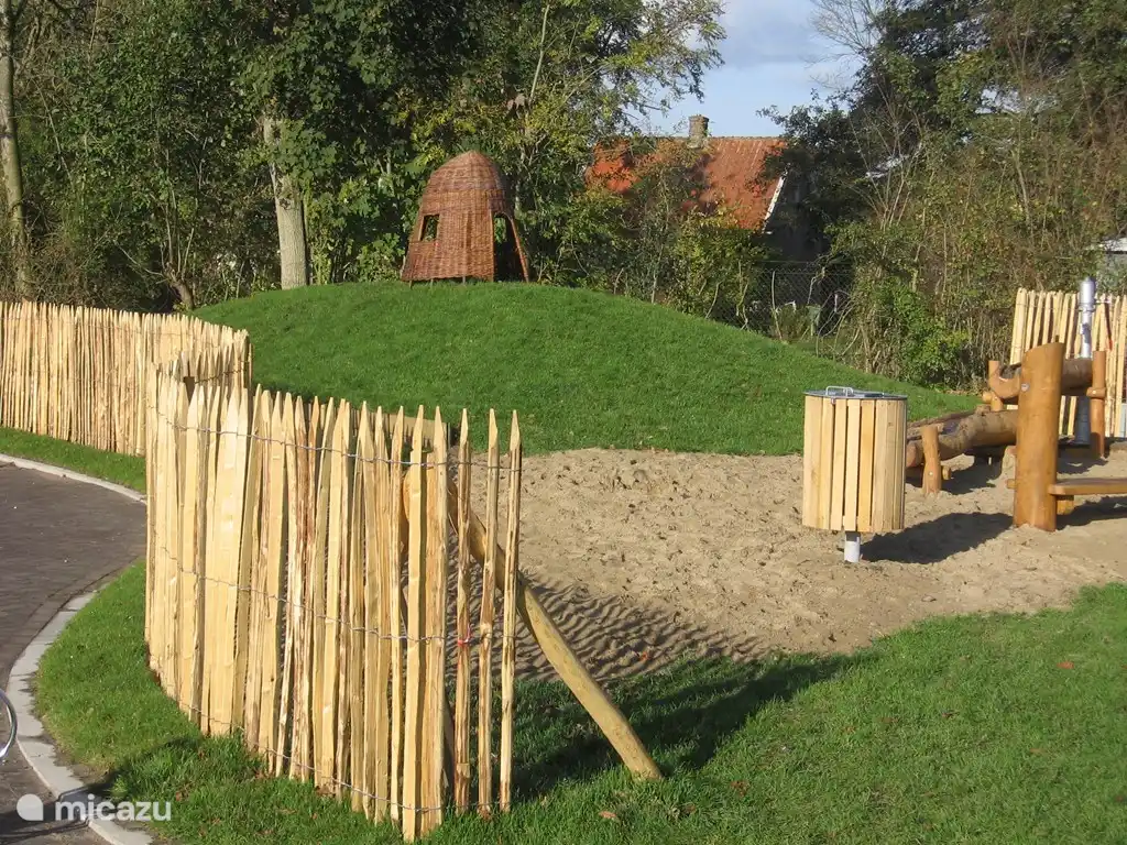 Natürlicher Spielplatz für die Kleinen auf dem Grundstück. Auch Tischtennisplatte vorhanden