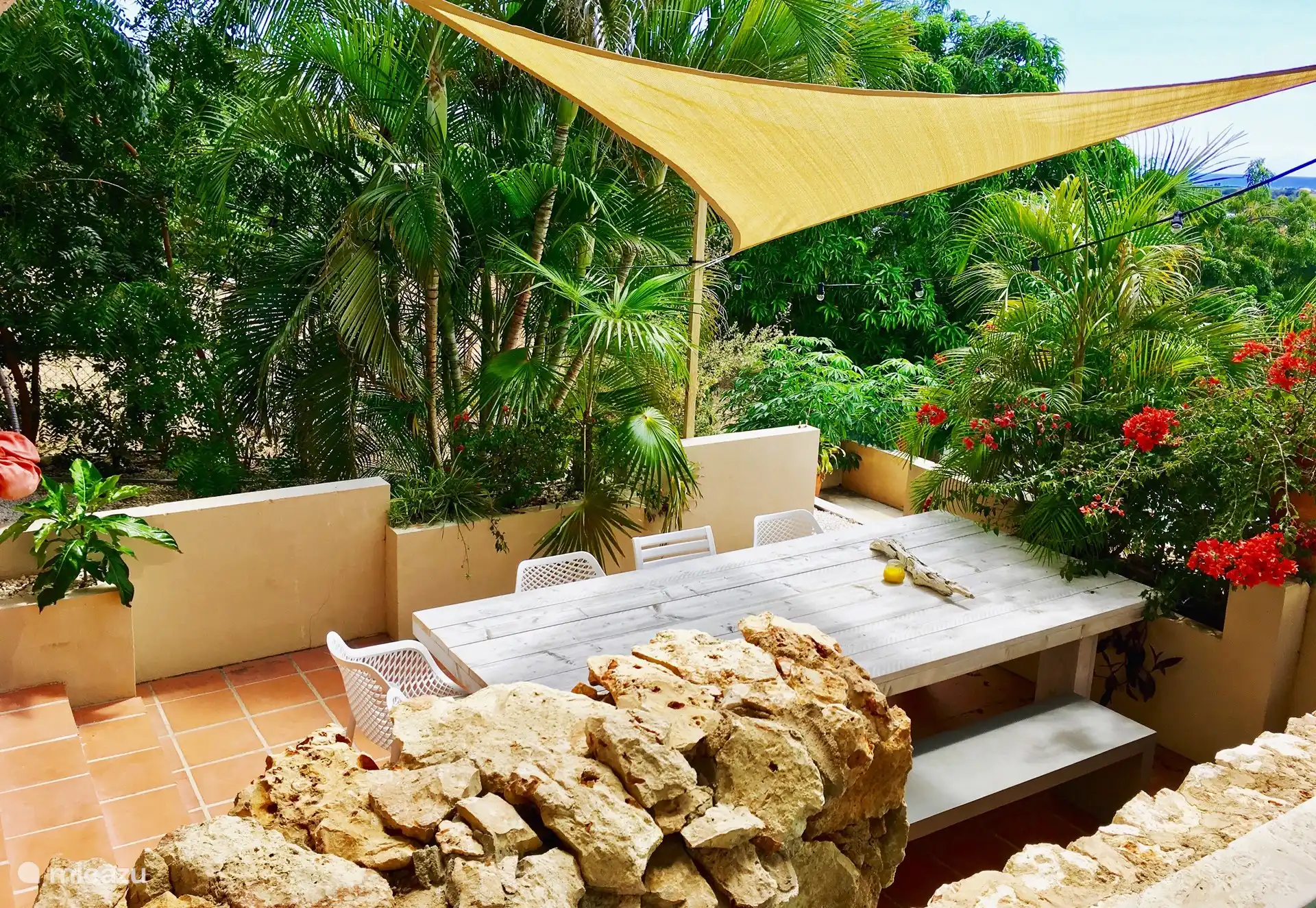 La mesa comunitaria al aire libre