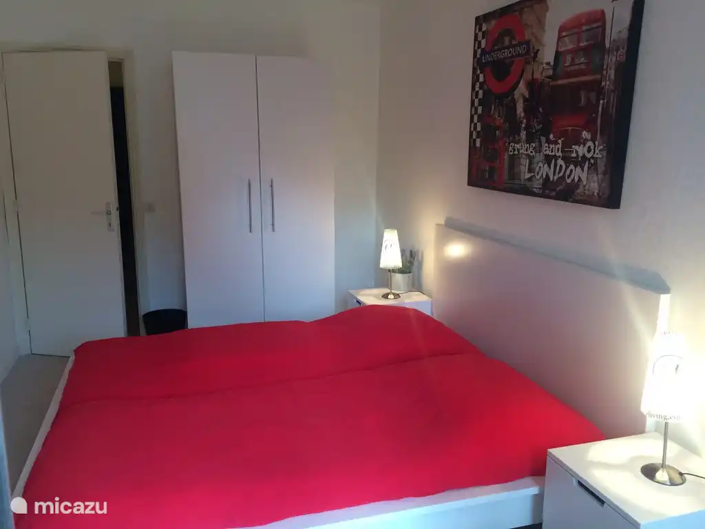 Das Hauptschlafzimmer mit eigenem Duschbad.