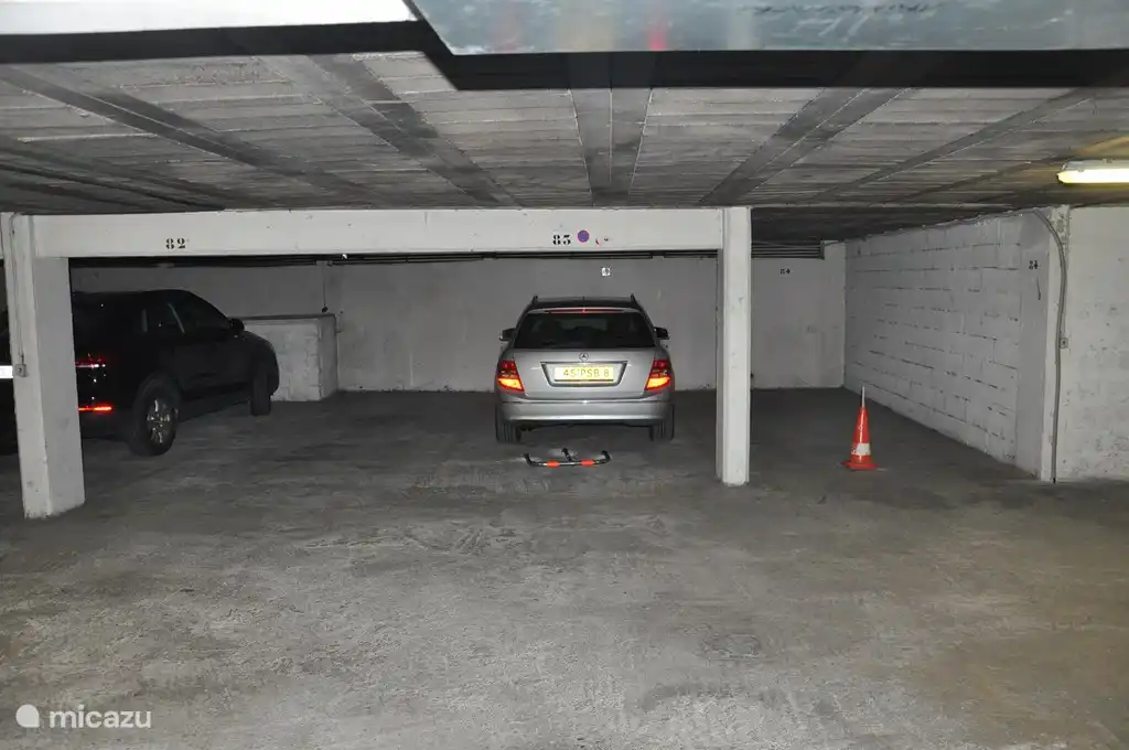 Privater Parkplatz in überdachten Parkplätzen