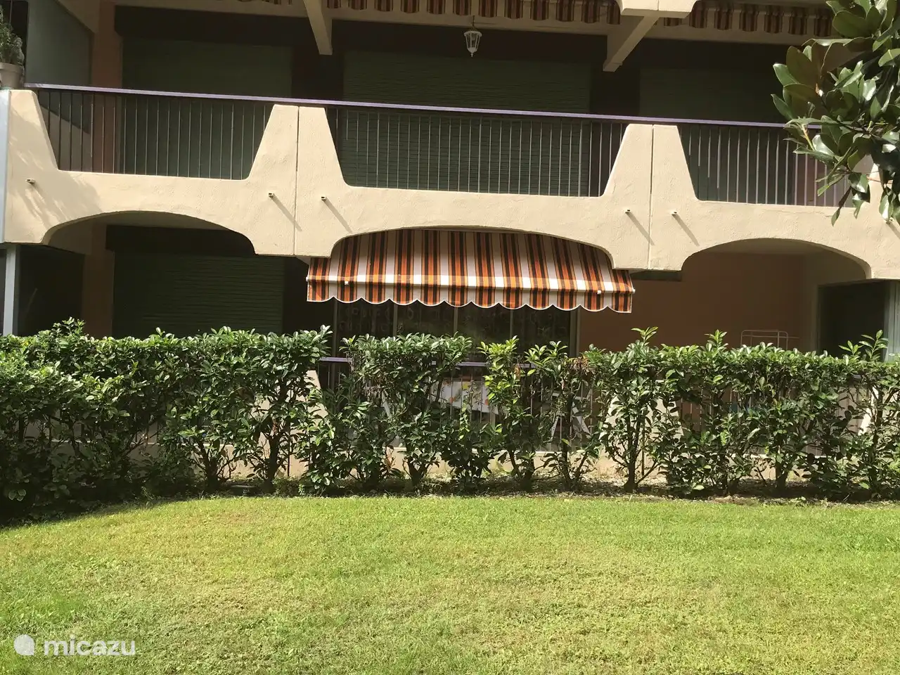 Die Terrasse mit viel Privatsphäre, vom Garten aus gesehen