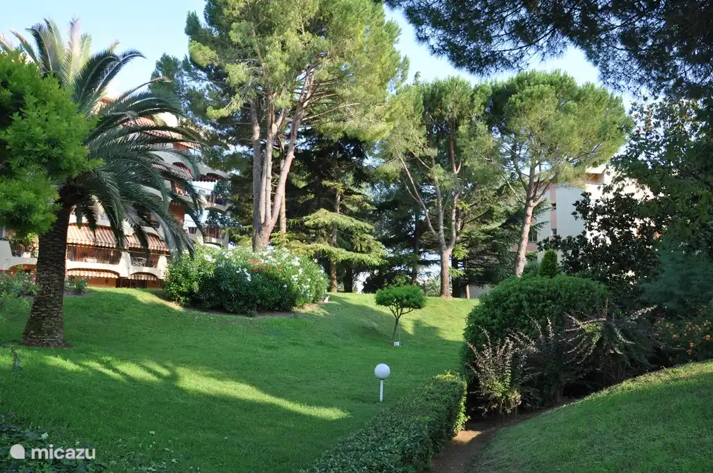 So gehen Sie vom Pool zur Wohnung