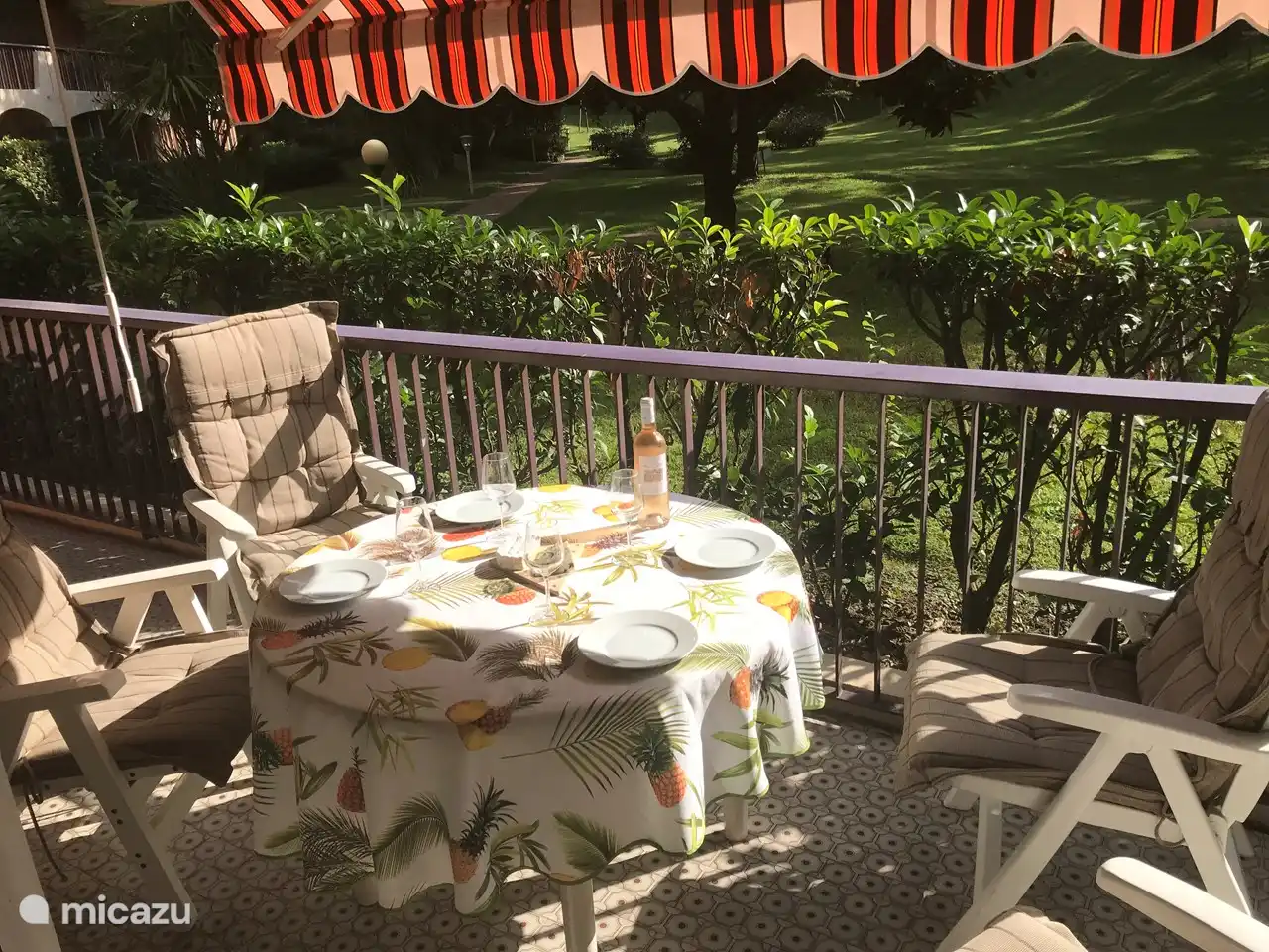 Auf der großzügigen Terrasse können Sie den schönen Garten und Privatsphäre genießen.