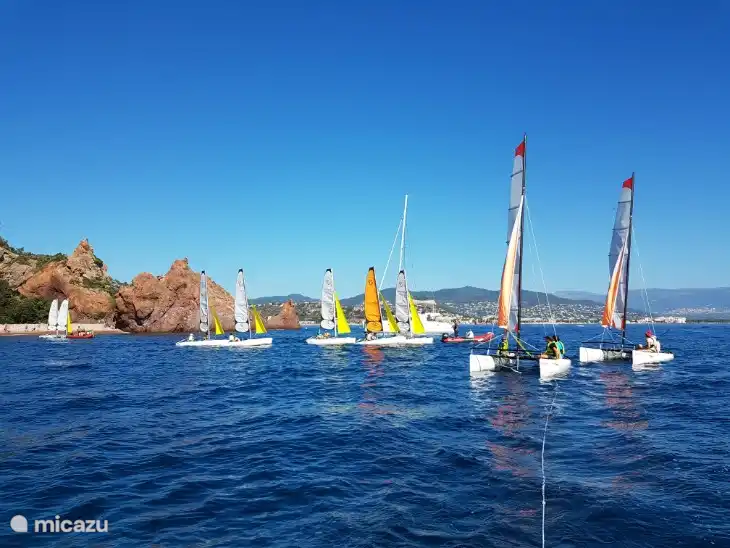Ihre Kinder können Segel- und Surfunterricht in der Segelschule in La Napoule nehmen