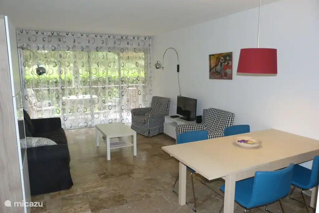 Vom Wohnzimmer aus betreten Sie die nach Osten ausgerichtete Terrasse.