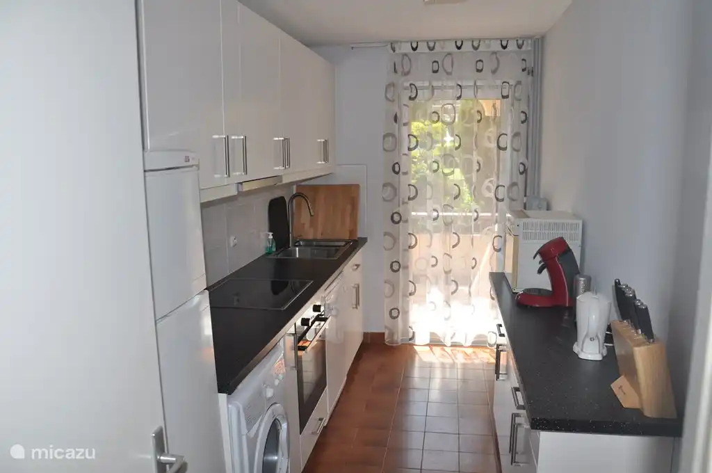 Die geräumige, moderne Küche ist komplett ausgestattet mit Waschmaschine, Geschirrspüler, Backofen, Kühlschrank und Mikrowelle