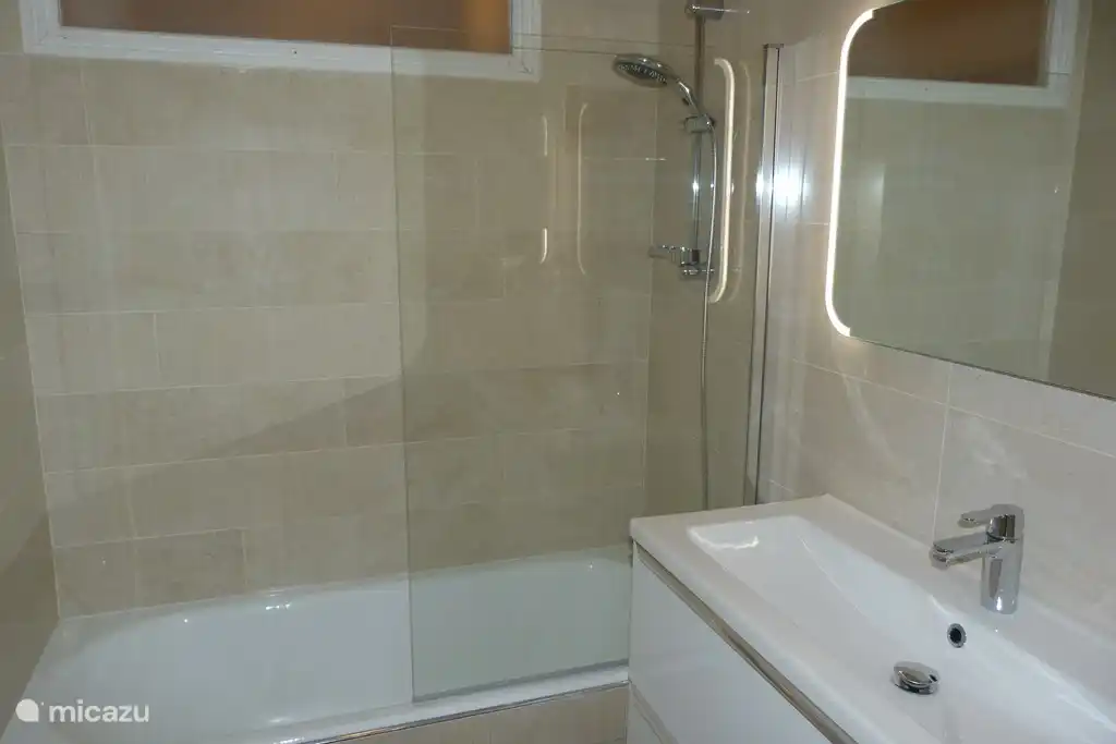 Das Badezimmer wurde komplett modernisiert. Sie können auch in der Badewanne duschen.