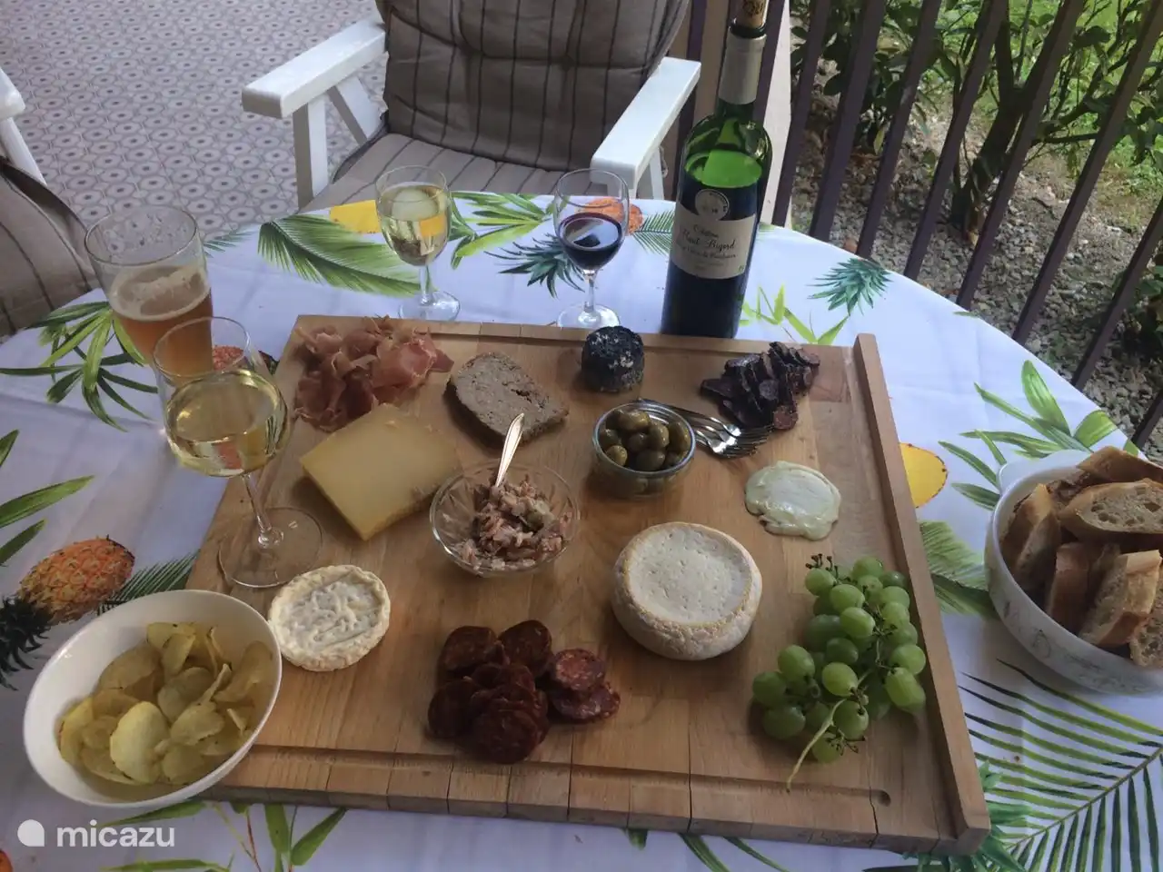Und natürlich können Sie auf der Terrasse köstlichen französischen Käse bei einem guten Glas Wein genießen!