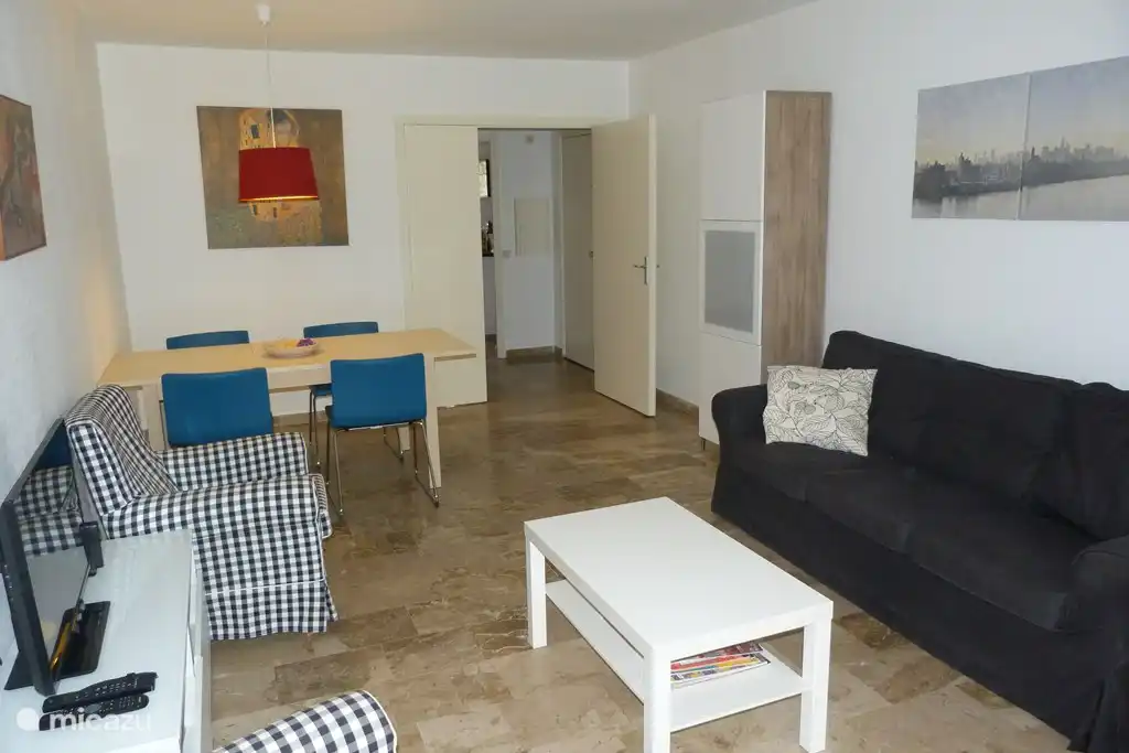 Das Wohnzimmer verfügt über einen großzügigen Sitzbereich und einen Essbereich.