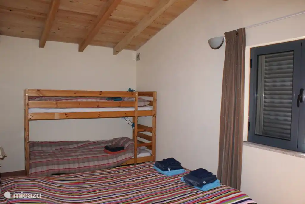 Slaapkamer met ouderbed en stapelbed voor de kinderen