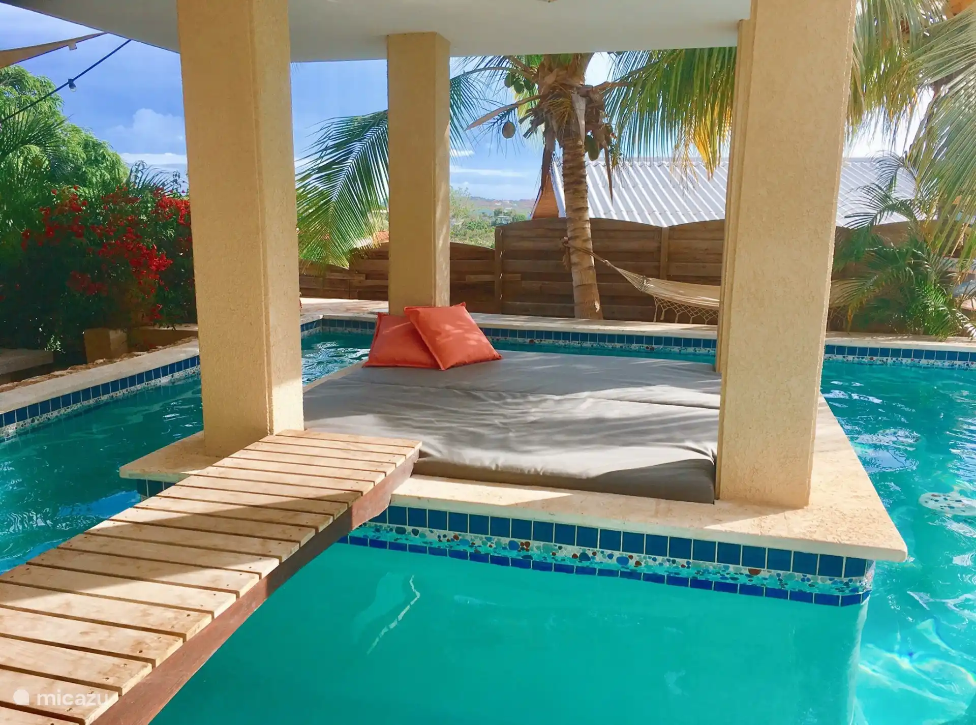 Verschiedene Sonnenliegen rund um den Pool.