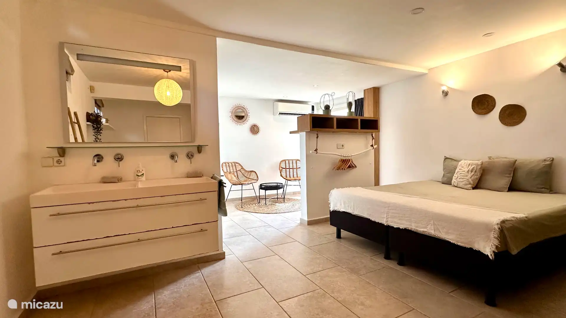 Salon avec lit double