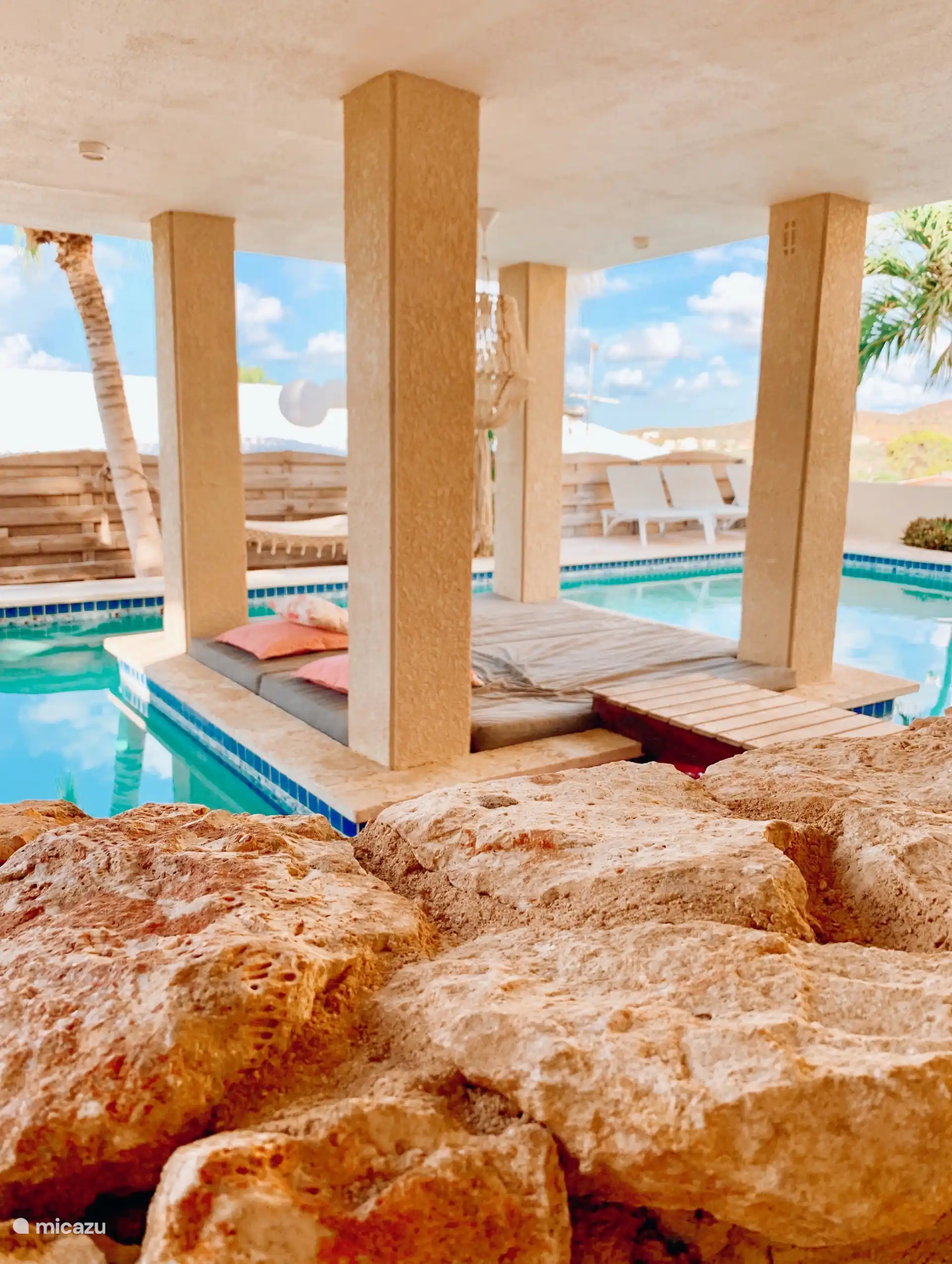 Piscine avec espace salon