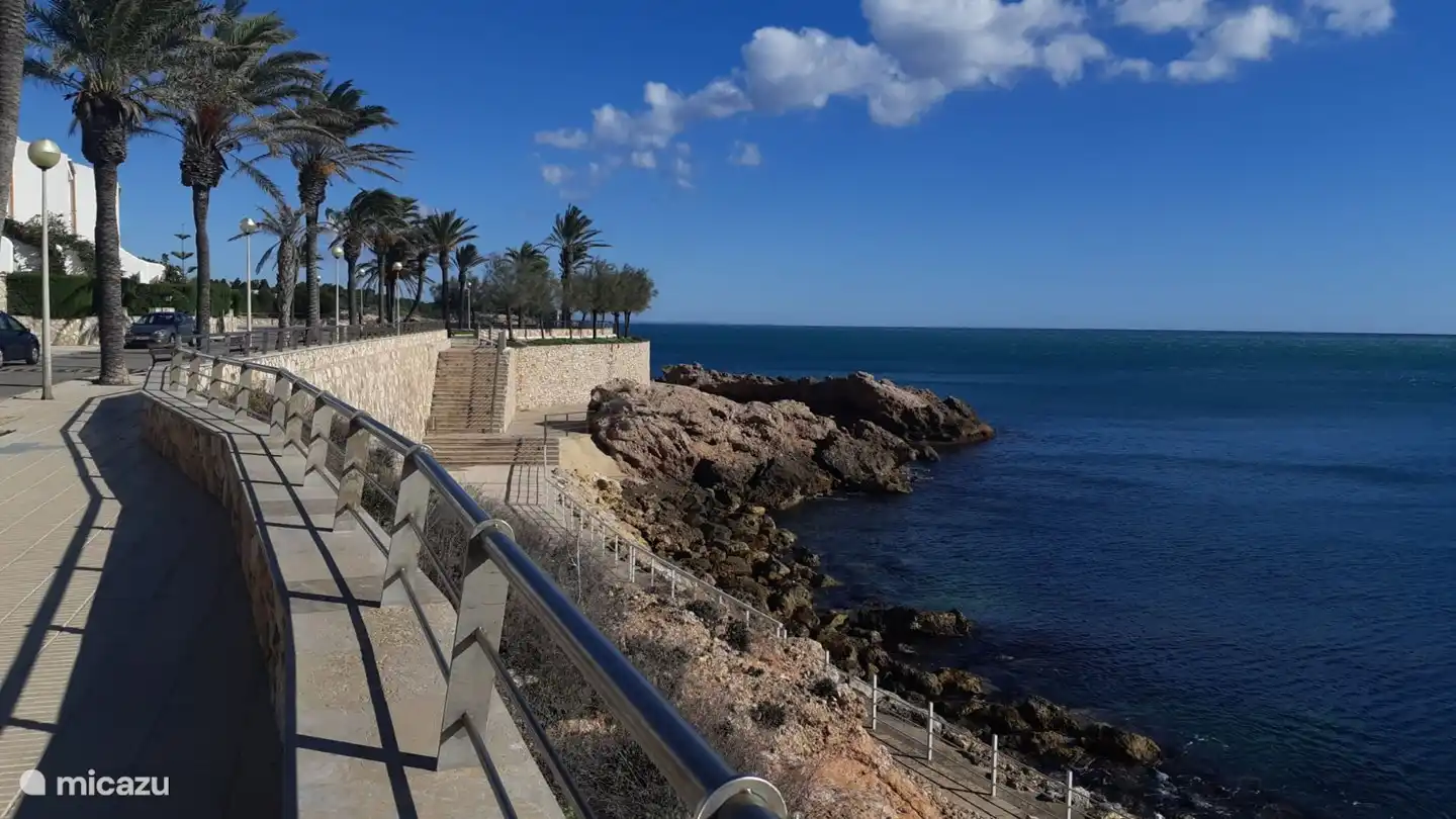 Genießen Sie einen Spaziergang entlang dieser Promenade in L'Ametlla de Mar! 