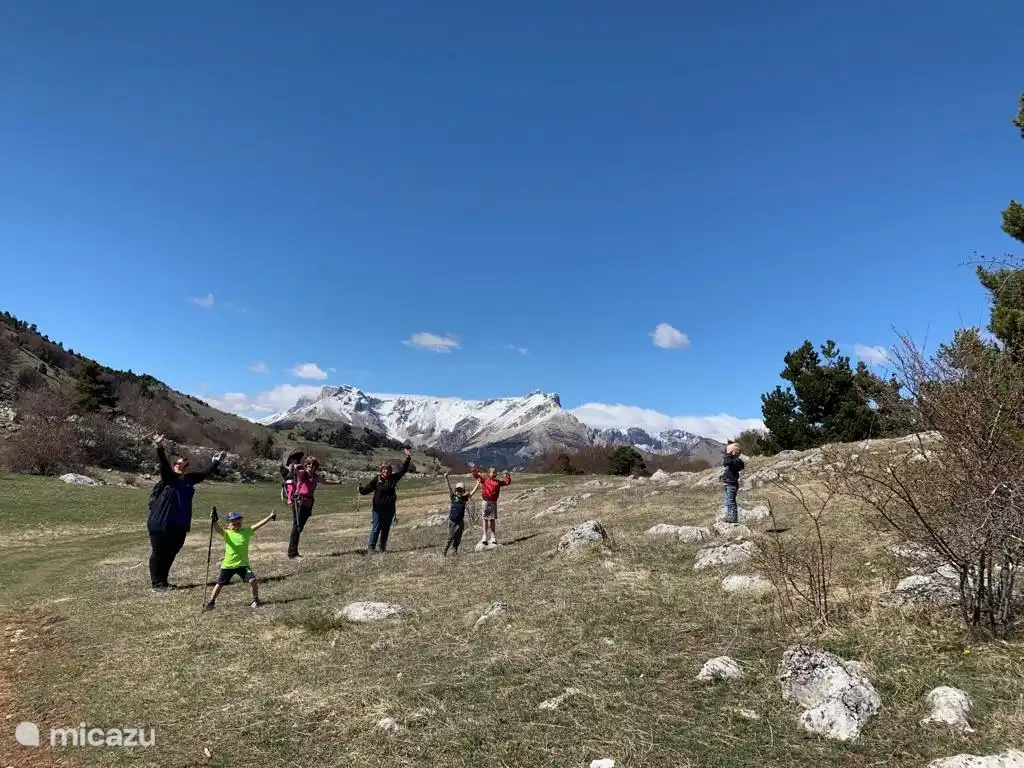 Marchant derrière la maison