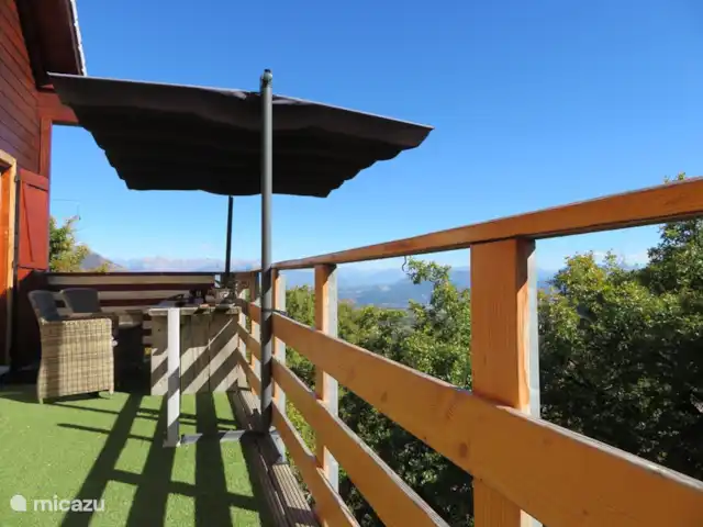 Arbre des Roses | France, Hautes-Alpes, Manteyer - chalet sur le balcon
