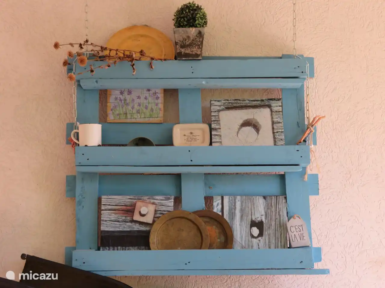 Im Schatten unter dem Haus lässt es sich wunderbar entspannen 