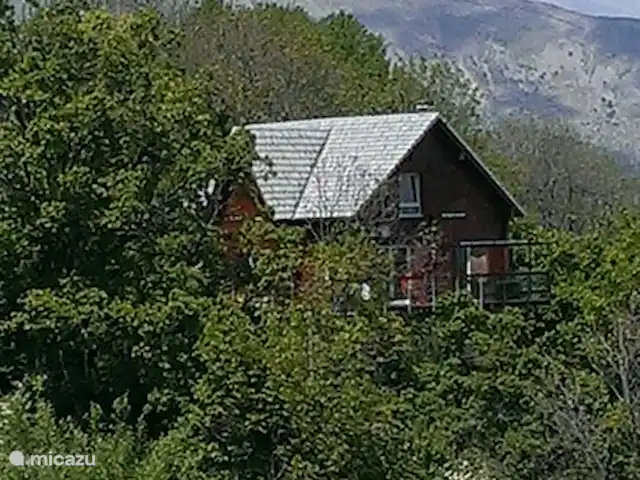 Arbre des Roses | France, Hautes-Alpes, Manteyer - chalet de loin pour l'image d'ensemble