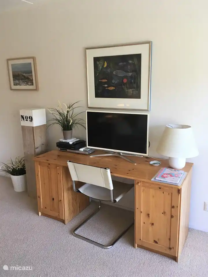 Bureau avec télévision