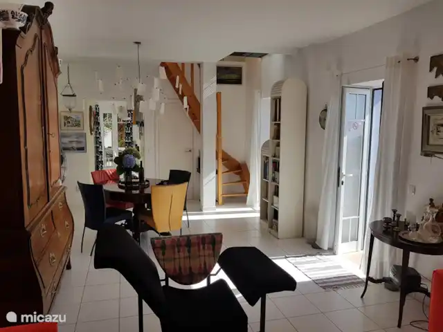 Raposeira de São João | Portugal, Madère, Calheta - villa table de salle à manger avec 4 chaises et les escaliers au premier étage