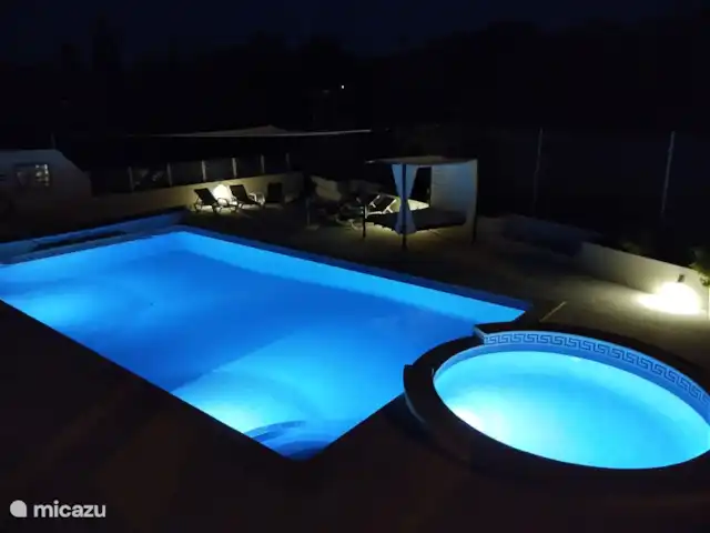 Vivenda Summertime en Portugal, Algarve, Carvoeiro - casa vacacional Área de la piscina (por la noche)