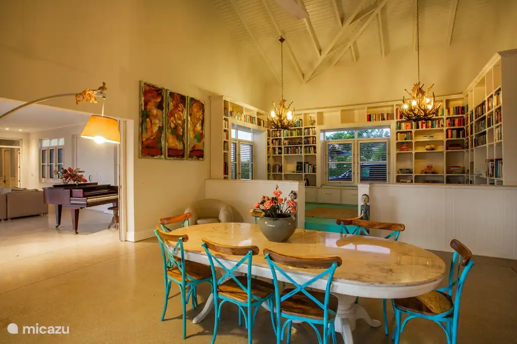 À l'intérieur de la salle à manger