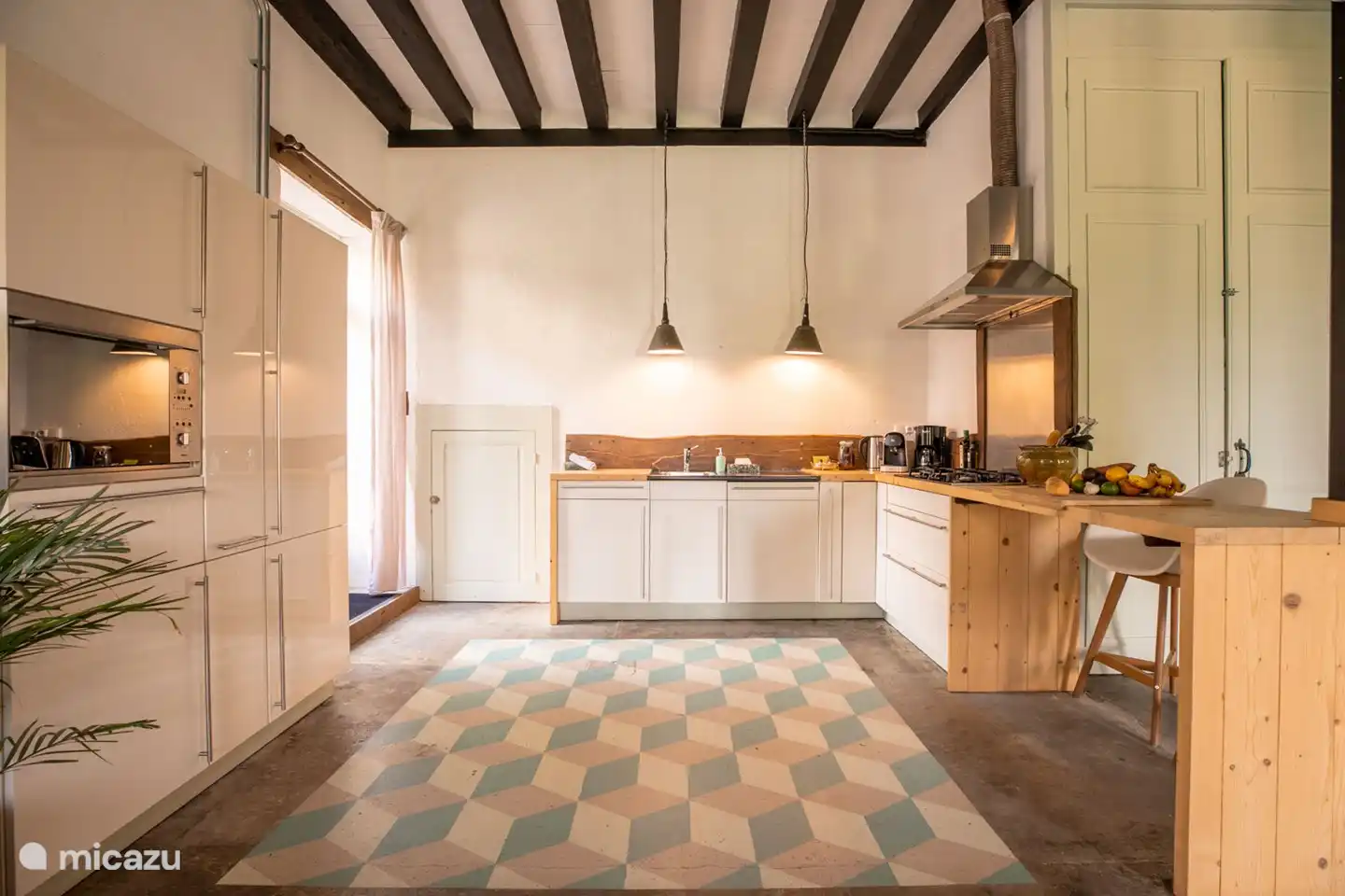 Küche mit Geschirrspüler, Mikrowelle, Backofen, Kühlschrank mit Gefrierfach