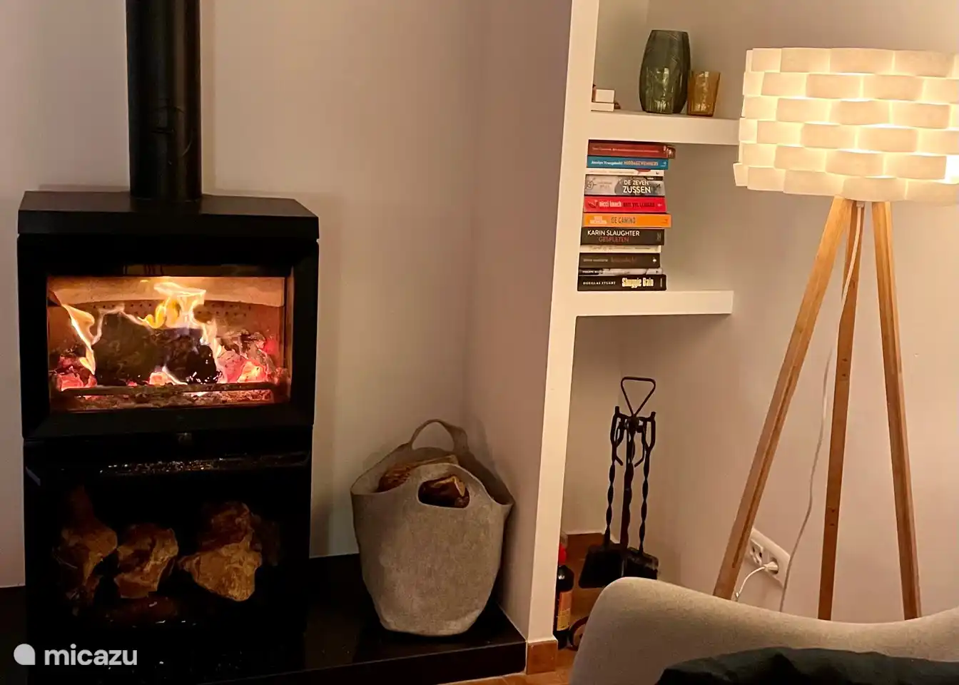 Für die kälteren Monate gibt es einen schönen gemütlichen Kamin.