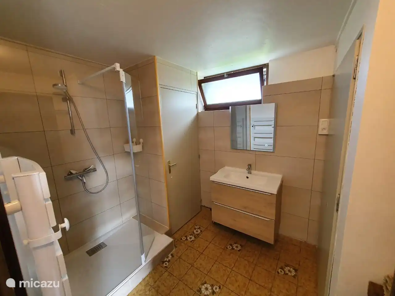 Baño con ducha de 130 cm de ancho