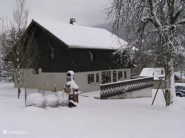 Alta Vista en Francia, Alta Saboya, Chevenoz - casa vacacional Lado de la terraza de invierno de la casa