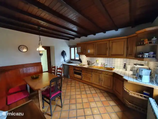 Alta Vista en Francia, Alta Saboya, Chevenoz - casa vacacional Cocina con mesa de comedor