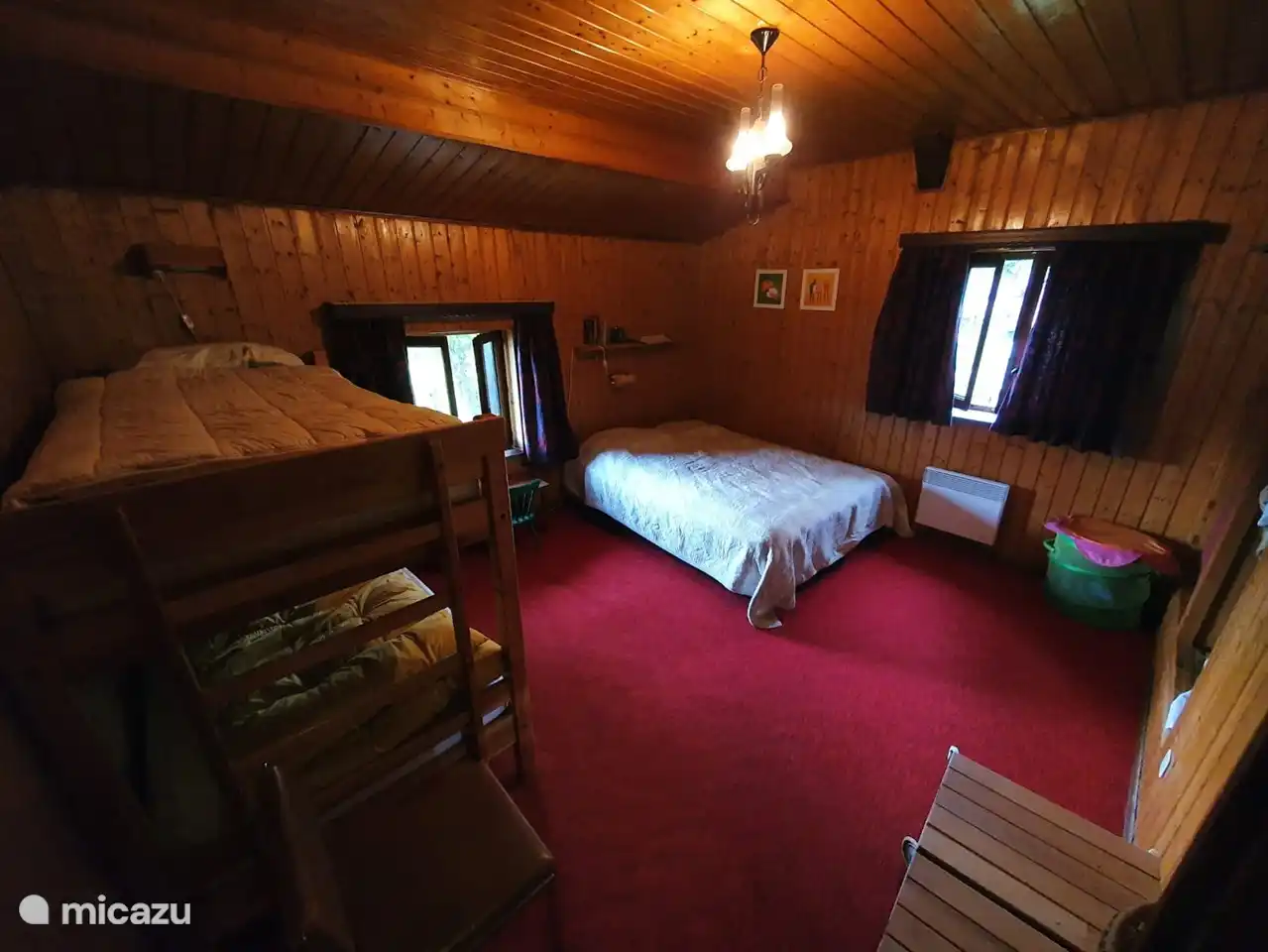 dormitorio 3 con literas y una cama doble