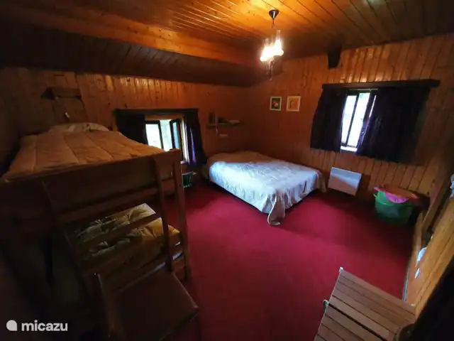 Alta Vista en Francia, Alta Saboya, Chevenoz - casa vacacional dormitorio 3 con literas y una cama doble