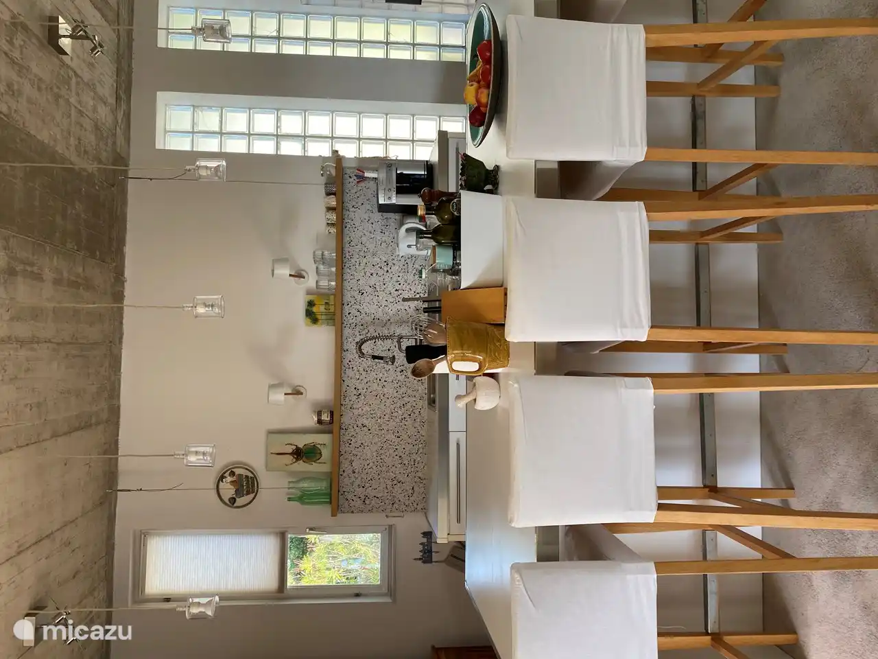 Cocina con barra desayunadora.