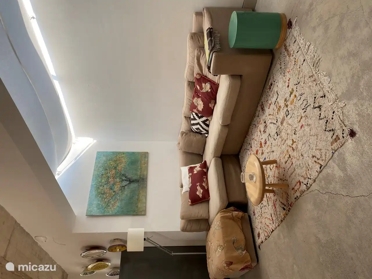 Disfrute viendo la televisión o charlando en la sala de estar.